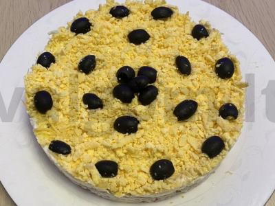 Saulėgrąžų salotos su rūkytomis vištienos krūtinėlėmis ir alyvuogėmis pagrindine nuotrauka