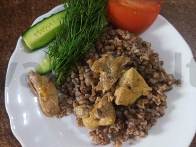 Vištienos krūtinėlė, troškinta krakmolo padaže pagrindine nuotrauka