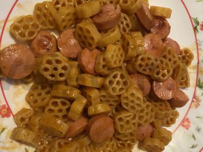 Makaronai su dešrelėmis padaže pagrindine nuotrauka