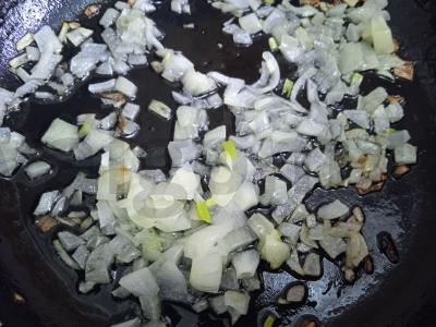 Kiaušinių pusryčiai su pupelėmis ir marinuotu agurku Žingsnis 1