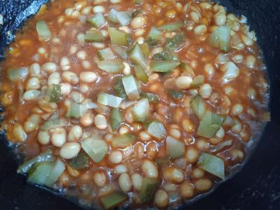 Kiaušinių pusryčiai su pupelėmis ir marinuotu agurku Žingsnis 3