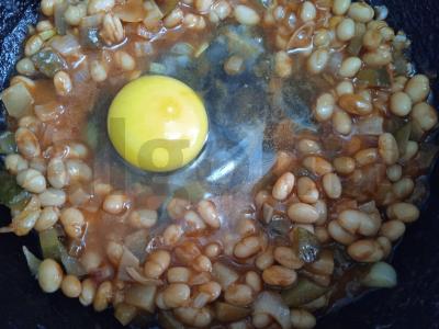 Kiaušinių pusryčiai su pupelėmis ir marinuotu agurku Žingsnis 4