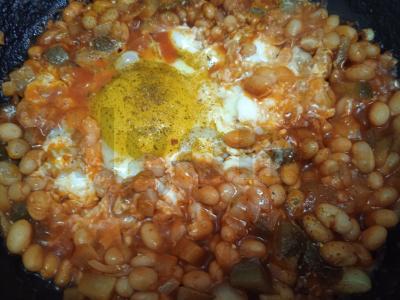 Kiaušinių pusryčiai su pupelėmis ir marinuotu agurku Žingsnis 5