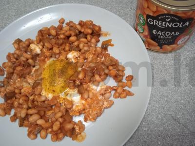 Kiaušinių pusryčiai su pupelėmis ir marinuotu agurku Žingsnis 6