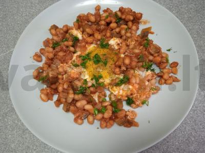 Kiaušinių pusryčiai su pupelėmis ir marinuotu agurku pagrindine nuotrauka