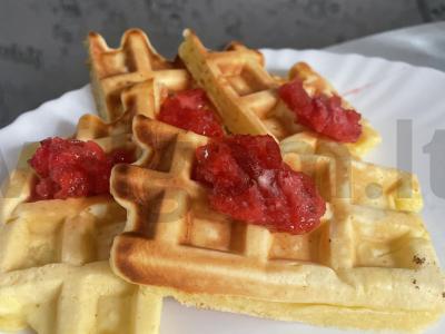 Vafliai su braškių džemu „Vaikiški“ pagrindine nuotrauka