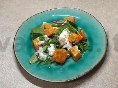 Salotas su kepta moliūgu ir rikota pagrindine nuotrauka