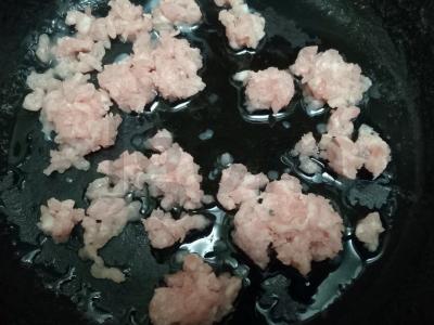 Kiaušinienė su kiaulienos faršu, sūriu ir pomidoru Žingsnis 1