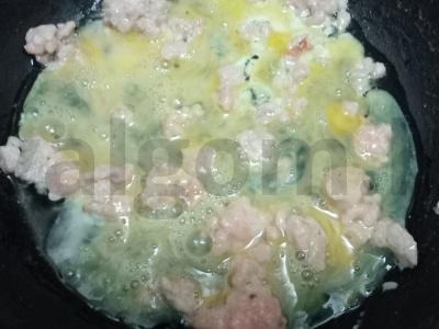 Kiaušinienė su kiaulienos faršu, sūriu ir pomidoru Žingsnis 4