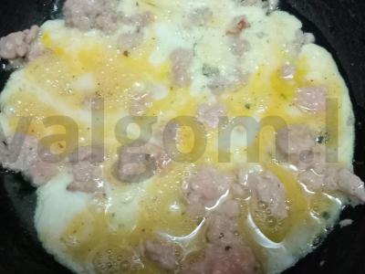 Kiaušinienė su kiaulienos faršu, sūriu ir pomidoru Žingsnis 5