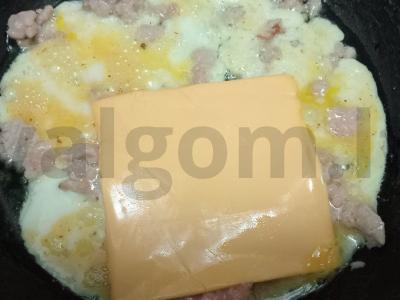 Kiaušinienė su kiaulienos faršu, sūriu ir pomidoru Žingsnis 6