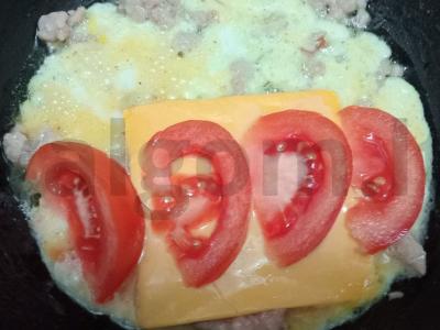 Kiaušinienė su kiaulienos faršu, sūriu ir pomidoru Žingsnis 7