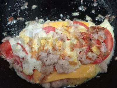 Kiaušinienė su kiaulienos faršu, sūriu ir pomidoru Žingsnis 8