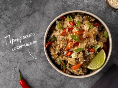 Klasikinis stir-fry su daržovėmis ir rudaisiais ryžiais pagrindine nuotrauka