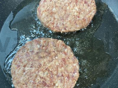 Burgeris ant kukurūzų bandelės su sūriu Žingsnis 1