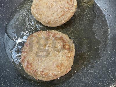 Burgeris ant kukurūzų bandelės su sūriu Žingsnis 2