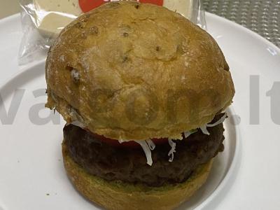 Burgeris ant kukurūzų bandelės su sūriu pagrindine nuotrauka