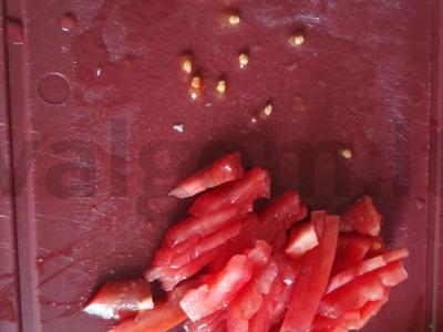 Salotas su sūriu kosyčka, pomidoru ir agurku Žingsnis 3