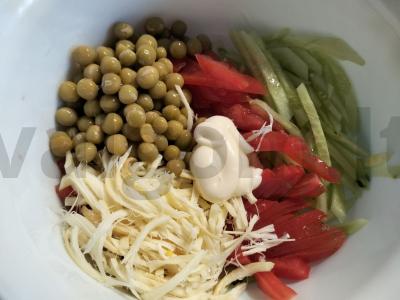 Salotas su sūriu kosyčka, pomidoru ir agurku Žingsnis 5