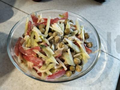 Salotas su sūriu kosyčka, pomidoru ir agurku pagrindine nuotrauka