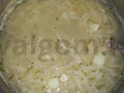 Rūgščių kopūstų sriuba su jautienos kaulu pagrindine nuotrauka