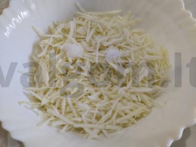 Skanus salotas su kukurūzais, korėjietiška morkų ir adygei sūriu Žingsnis 1