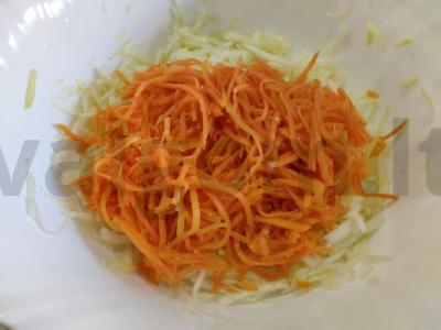 Skanus salotas su kukurūzais, korėjietiška morkų ir adygei sūriu Žingsnis 2