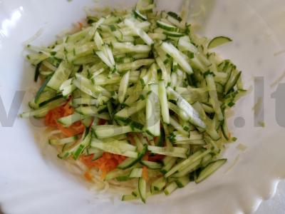 Skanus salotas su kukurūzais, korėjietiška morkų ir adygei sūriu Žingsnis 3