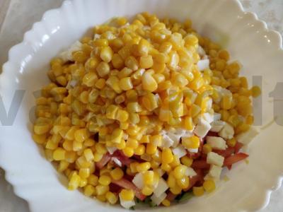 Skanus salotas su kukurūzais, korėjietiška morkų ir adygei sūriu Žingsnis 6