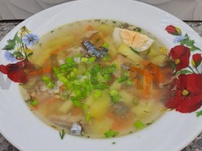 Sriuba su žuvies konservais, daržovėmis ir žolelėmis pagrindine nuotrauka