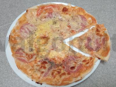 Pica su rūkytos dešros, sūriu ir baziliku pagrindine nuotrauka