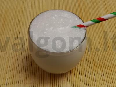 Pieninis kokteilis su varške ir braškių uogiene pagrindine nuotrauka