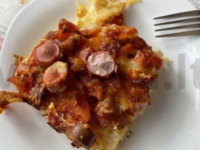 Skani užkandis iš dešrelių ir makaronų pagrindine nuotrauka