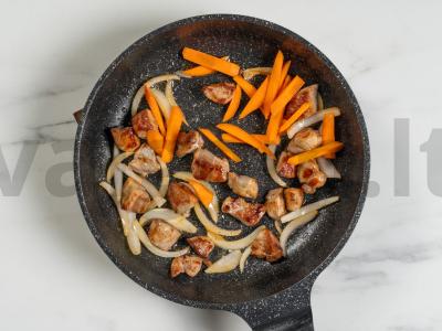 Troškintas mėsa su morkomis Žingsnis 5