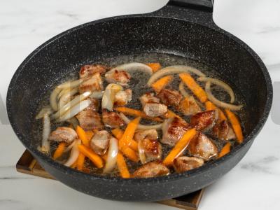 Troškintas mėsa su morkomis Žingsnis 6