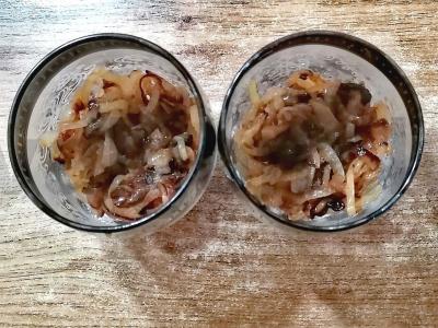 Salotas stiklinėje su keptu svogūnu Žingsnis 3