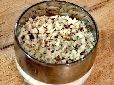 Salotas stiklinėje su keptu svogūnu pagrindine nuotrauka