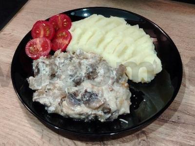 Menkių filė su grybais grietinėje pagrindine nuotrauka