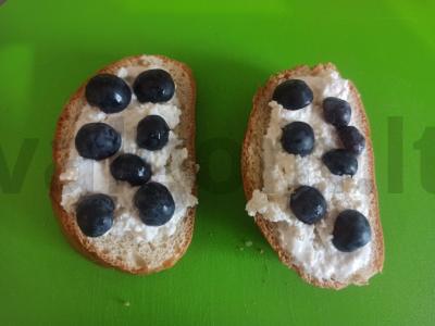 Švelnūs skrebučiai su varške ir šviežiomis mėlynėmis Žingsnis 5