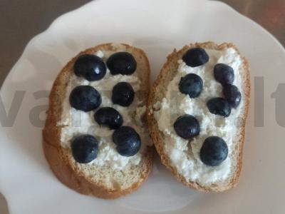 Švelnūs skrebučiai su varške ir šviežiomis mėlynėmis pagrindine nuotrauka