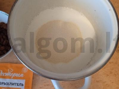 Blynai su raugintu pienu, manų kruopomis ir razinomis Žingsnis 2