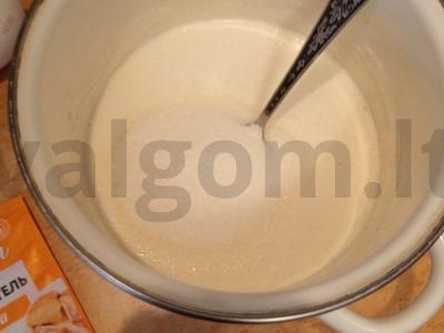 Blynai su raugintu pienu, manų kruopomis ir razinomis Žingsnis 3