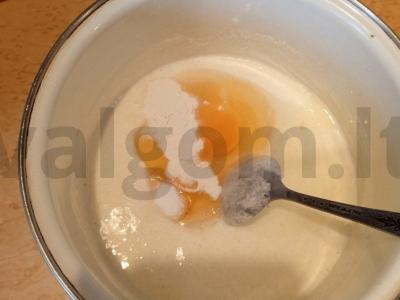 Blynai su raugintu pienu, manų kruopomis ir razinomis Žingsnis 4