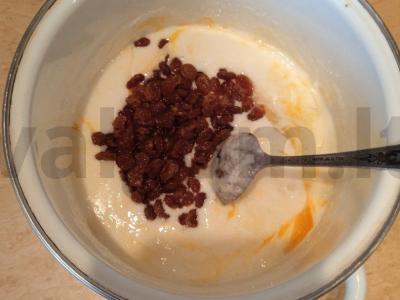 Blynai su raugintu pienu, manų kruopomis ir razinomis Žingsnis 5