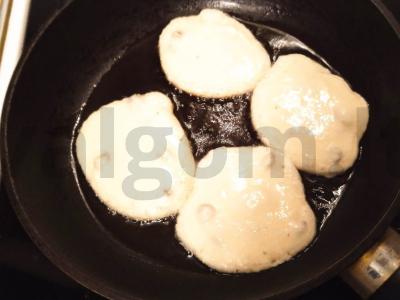 Blynai su raugintu pienu, manų kruopomis ir razinomis Žingsnis 7