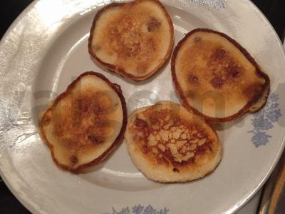 Blynai su raugintu pienu, manų kruopomis ir razinomis Žingsnis 8