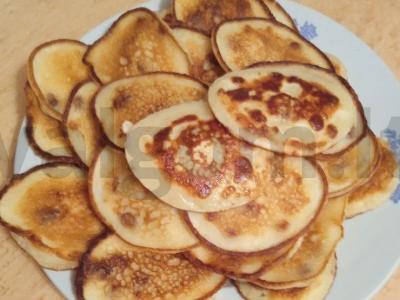 Blynai su raugintu pienu, manų kruopomis ir razinomis pagrindine nuotrauka