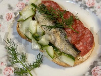 Skoningas ir originalus šventinis sumuštinis pagrindine nuotrauka