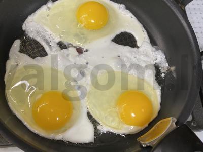 Kiaušiniai su trumų aliejumi Žingsnis 1