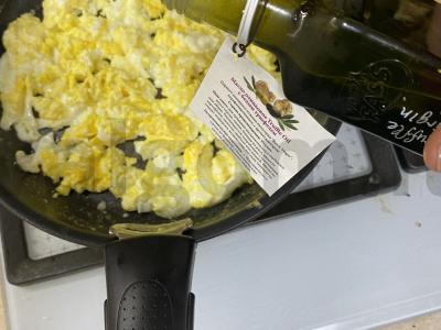 Kiaušiniai su trumų aliejumi Žingsnis 3